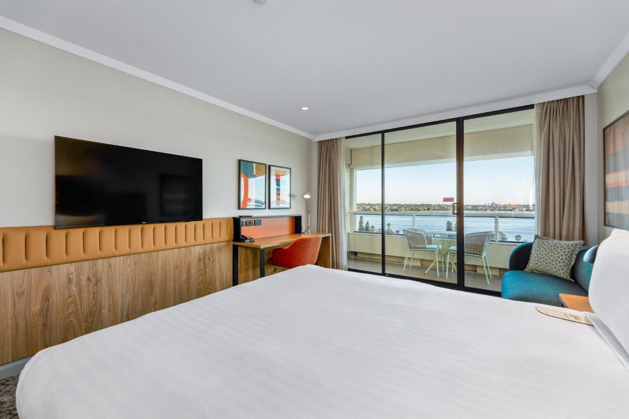Premium Queen Room with Balcony and River View - High Floor